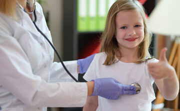 Baby girl happly cooprate with doctor to health checkup